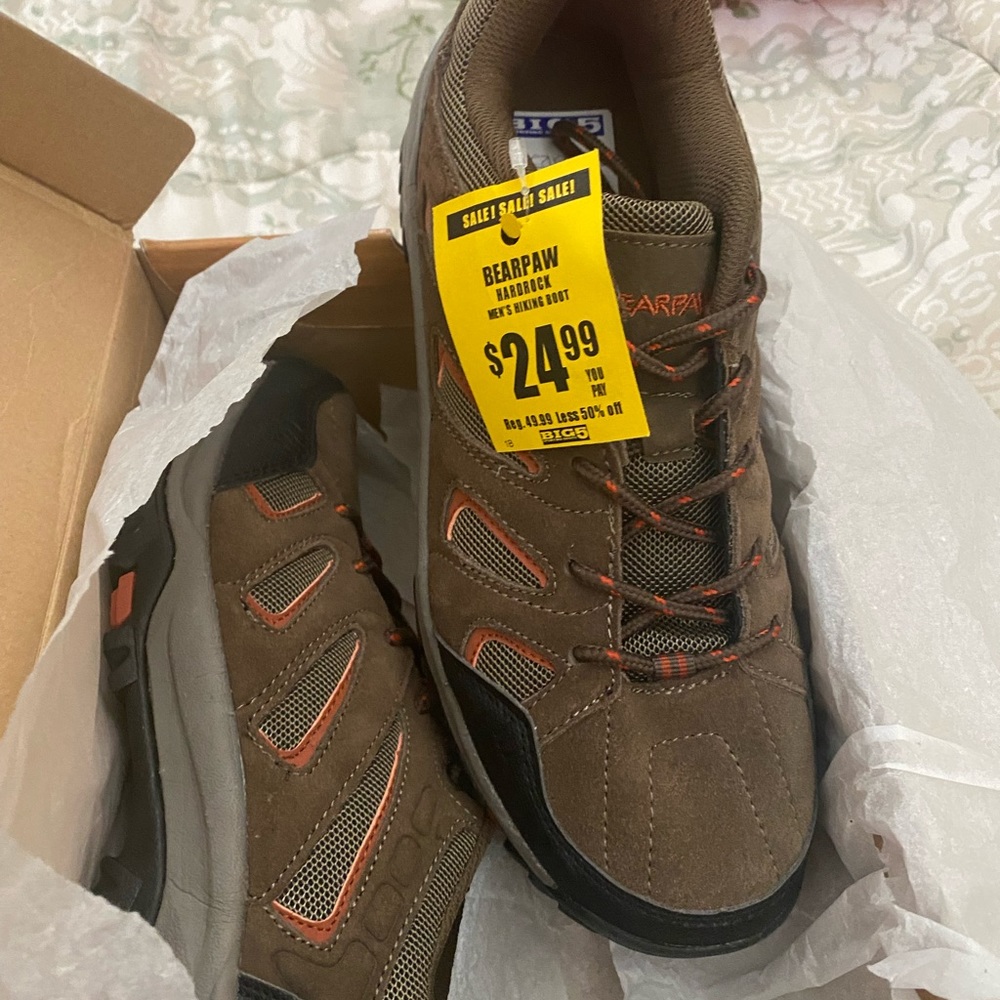 Men’s size 9 Bear Paw hiking shoes
